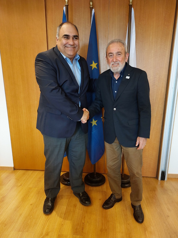 Eθιμοτυπική συνάντηση του Προέδρου του Συμβουλίου του ΑΠΚΥ με τον Πρέσβη της Κύπρου στην Αθήνα